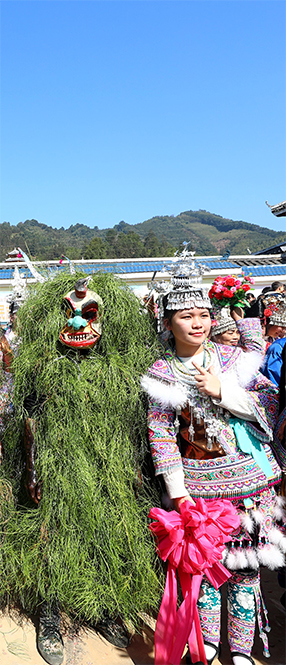 03圖六：2023年1月30日，在廣西柳州融安縣安寧村大袍屯，“芒蒿”與苗族同胞合影。.jpg